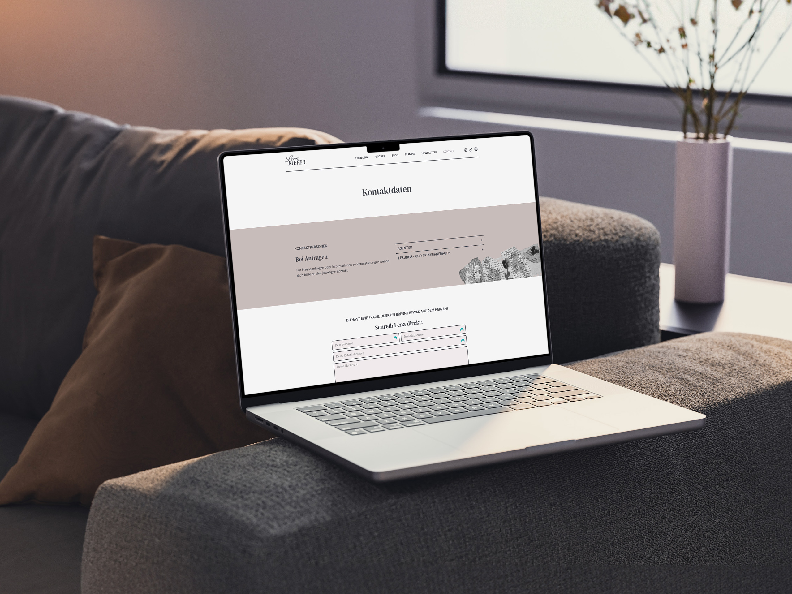 Laptop-Mockup mit Kontaktseite – barrierefreies Webdesign für den persönlichen Austausch.