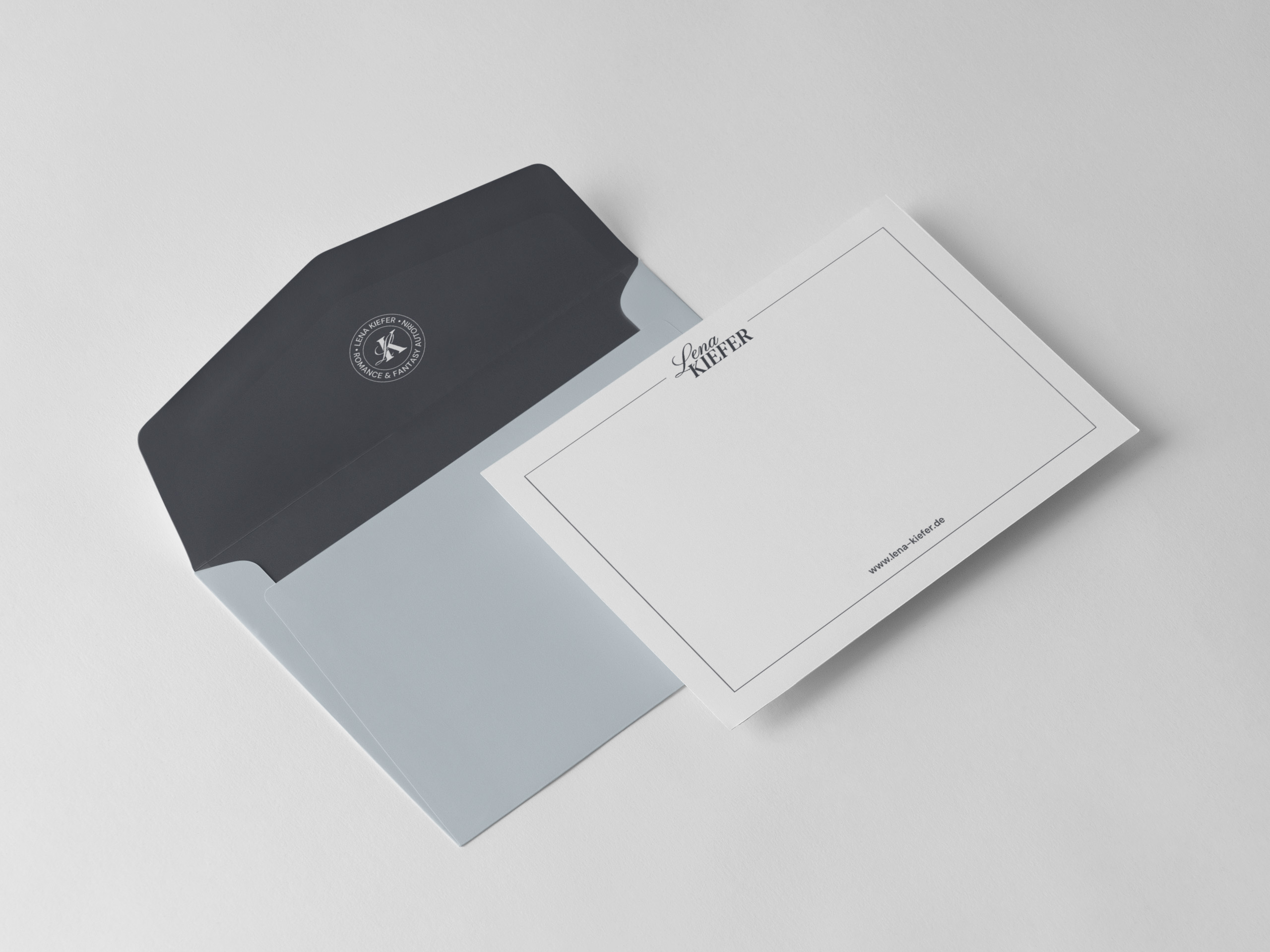 Briefpapier-Set mit Logo und CI-konformen Farben – hochwertiges Printdesign für die Autorin Lena Kiefer.