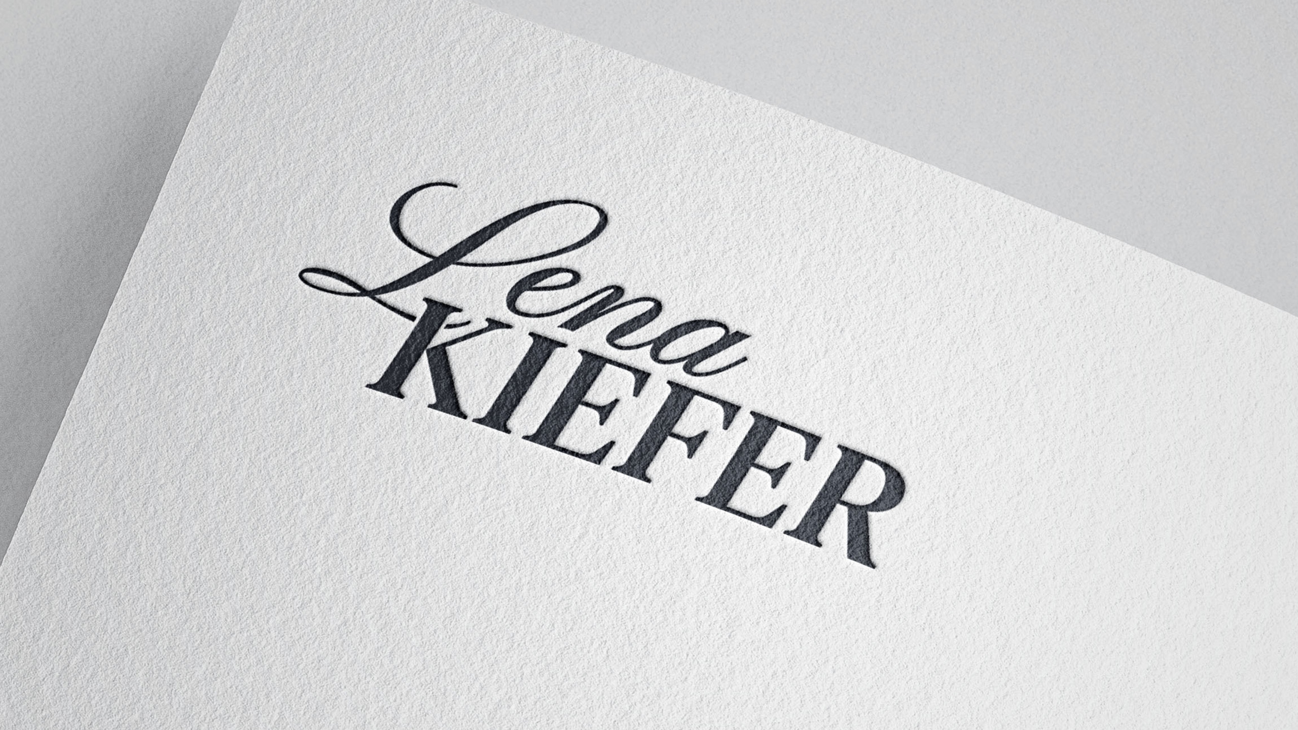Logo-Design von Lena Kiefer als feine Prägung auf Papier – stilvoller, reduzierter Markenauftritt für Autorinnen.