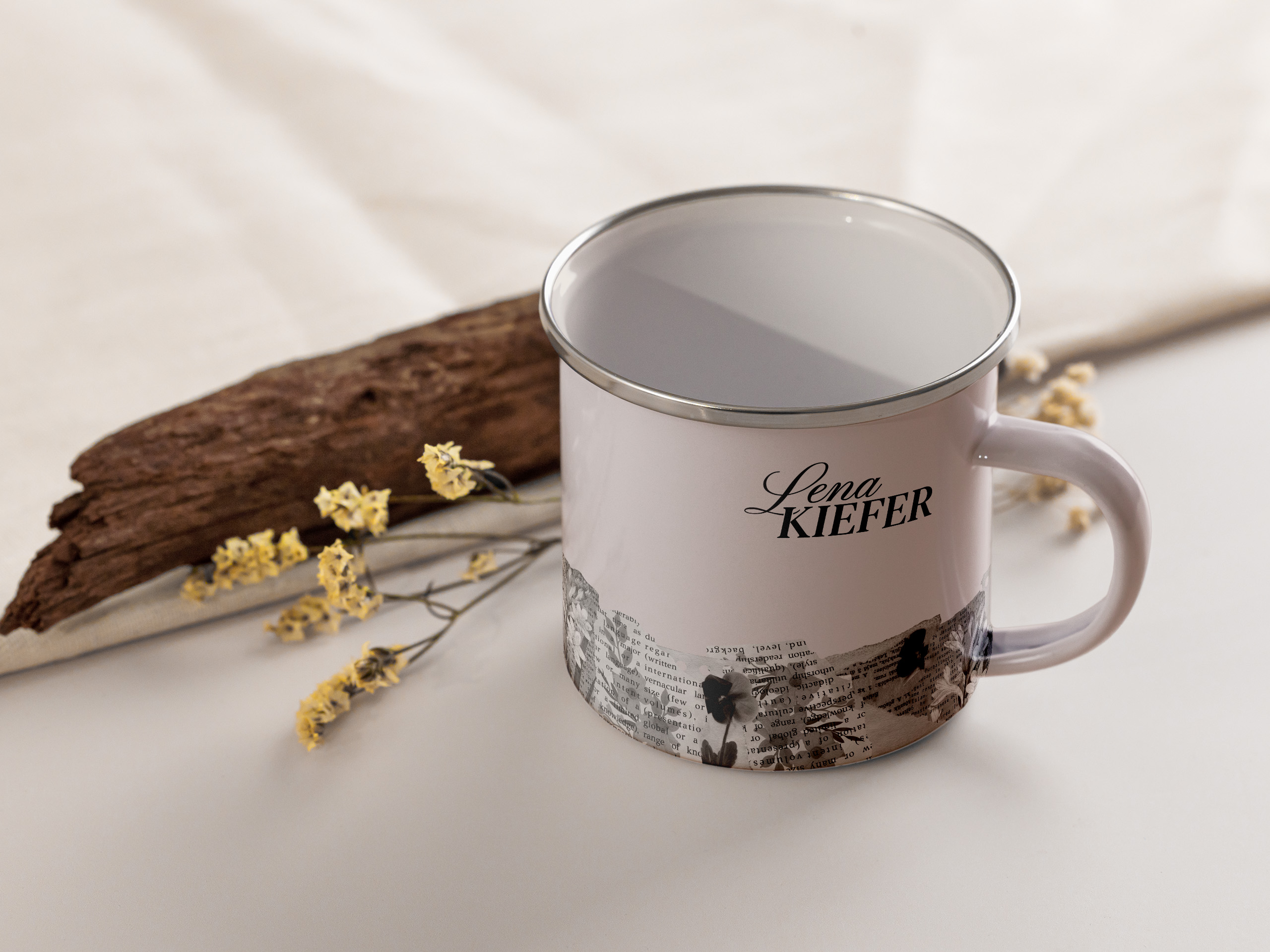 Emaille-Tasse mit Lena Kiefer Logo und filigraner Illustration – Merchandise mit persönlicher Note.