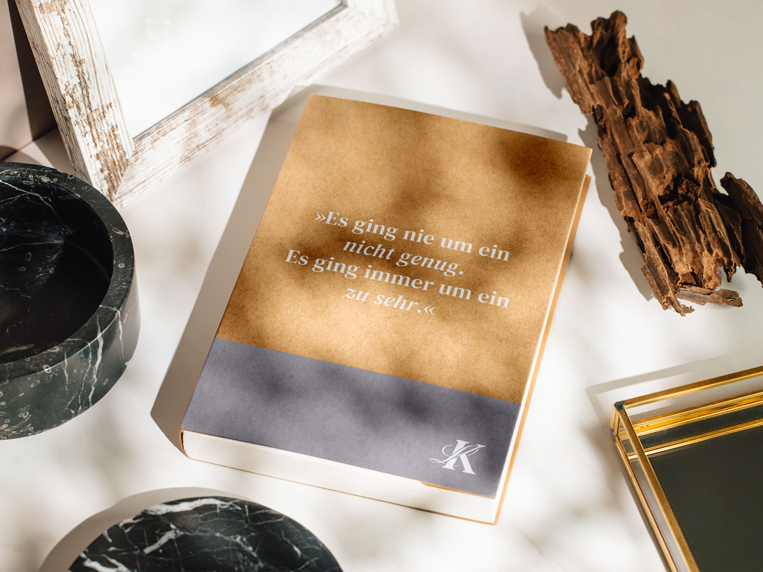 Notizbuch mit literarischem Zitat und Lena Kiefer Initialen – hochwertiges Printprodukt im Corporate Design.