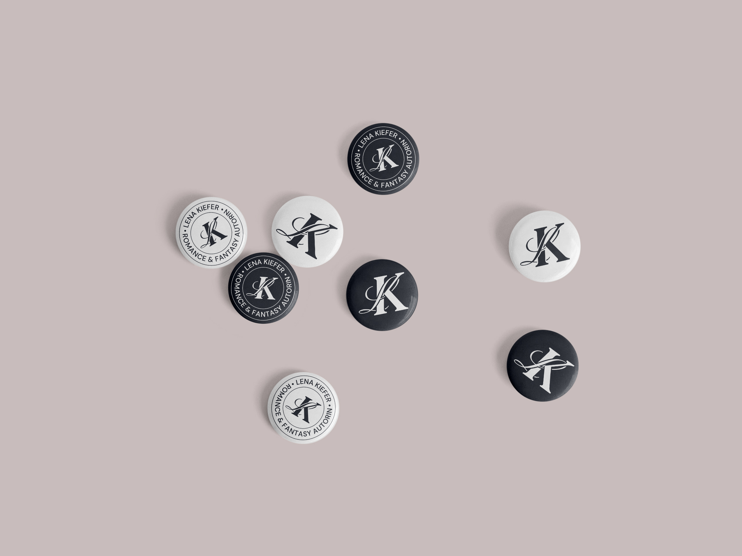Runde Pins mit unterschiedlichen Logo-Varianten – verspielte Details im Markenauftritt von Lena Kiefer.